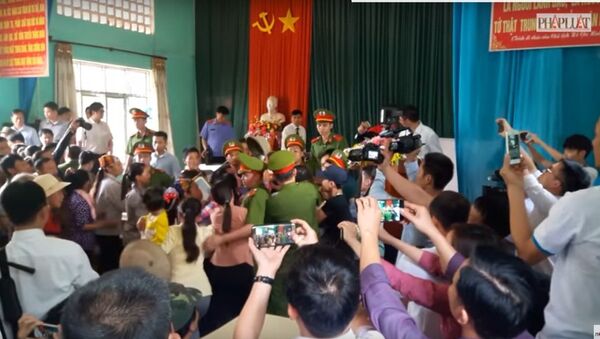 Buổi xin lỗi ông Hàn Đức Long diễn ra trong hỗn loạn - Sputnik Việt Nam
