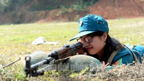 Nữ tự vệ Ma Thúy Hiền, đến từ Phòng Kinh tế TP Bắc Kạn tập trung cao độ cho đường ngắm bắn. - Sputnik Việt Nam