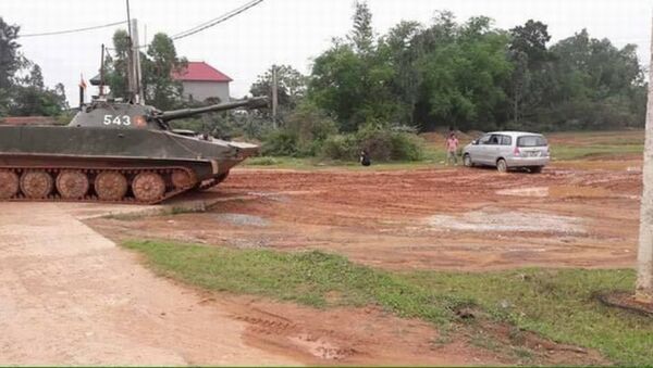 Vụ va chạm hy hữu giữa xe tăng và Toyota Innova. - Sputnik Việt Nam