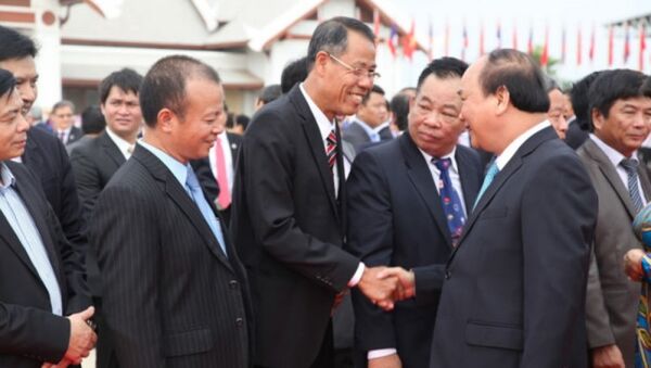 Chủ tịch Tổng hội Việt Nam tại Lào Nguyễn Duy Trung đón Thủ tướng - Sputnik Việt Nam