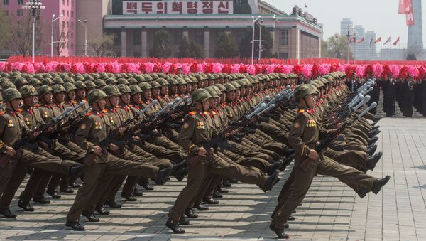 Các quân nhân trong cuộc diễu binh kỷ niệm 105 năm ngày sinh của lãnh tụ Kim Il Sung sáng lập Nhà nước CHDCND Triều Tiên - Sputnik Việt Nam