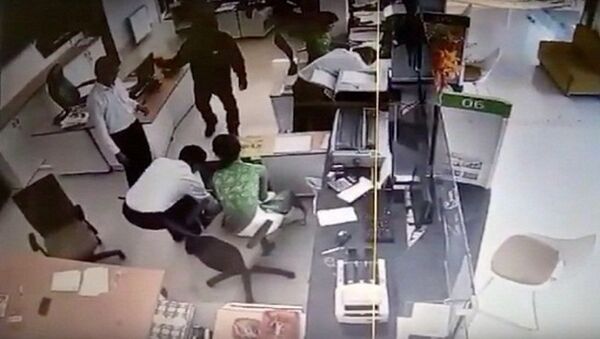 Hình ảnh tên cướp bịt mặt xông vào ngân hàng cướp tài sản - Sputnik Việt Nam