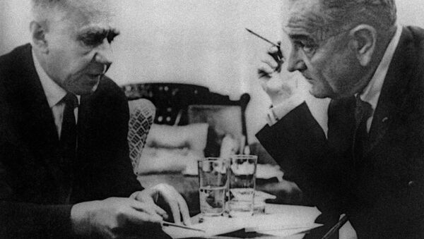 Thủ tướng Liên Xô Aleksey Kosygin đã có cuộc gặp với Tổng thống Mỹ lúc bấy giờ ông Lyndon Johnson. - Sputnik Việt Nam