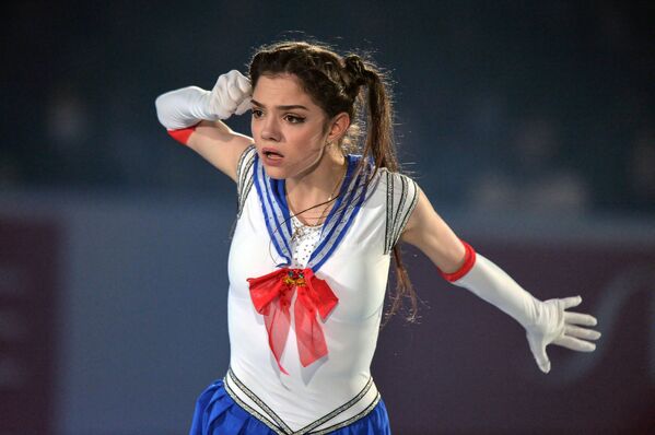 Cô gái Nga Evgenya Medvedeva tham gia biểu diễn diễn trong đội tuyển tại Cúp Thế giới về Trượt băng nghệ thuật ở Tokyo. - Sputnik Việt Nam