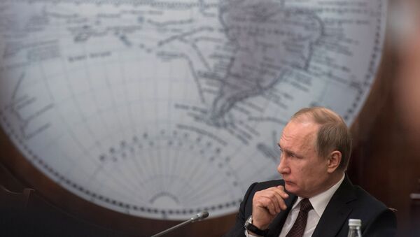 Tổng thống Nga Vladimir Putin trong  cuộc họp Hội đồng Bảo trợ cho Hội Địa lý toàn Nga ở Saint-Peterburg. - Sputnik Việt Nam
