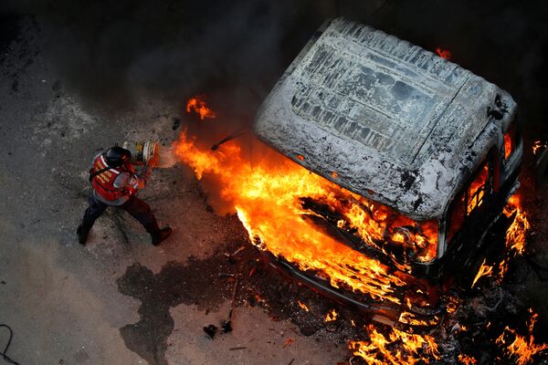 Venezuela. Caracas. Nhân viên cứu hỏa khắc phục hậu quả các cuộc biểu tình kế tiếp chống Tổng thống Nicolas Maduro. - Sputnik Việt Nam