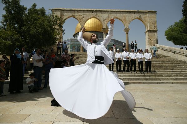 Vũ công Thổ Nhĩ Kỳ nhảy múa trước nhà thờ Hồi giáo thuộc quần thể Al-Aqsa Mosque ở Jerusalem. - Sputnik Việt Nam