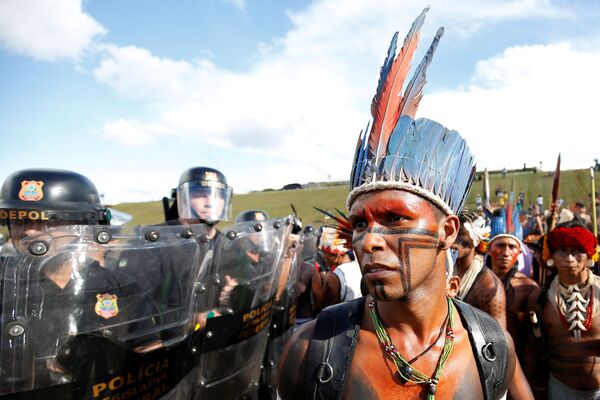Biểu tình của người da đỏ Brazil đòi bảo vệ quyền của họ ở thủ đô Brasilia. - Sputnik Việt Nam