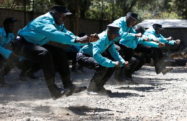 Kenya. Các nhân viên an ninh Kenya trong cuộc tập luyện võ thuật. - Sputnik Việt Nam