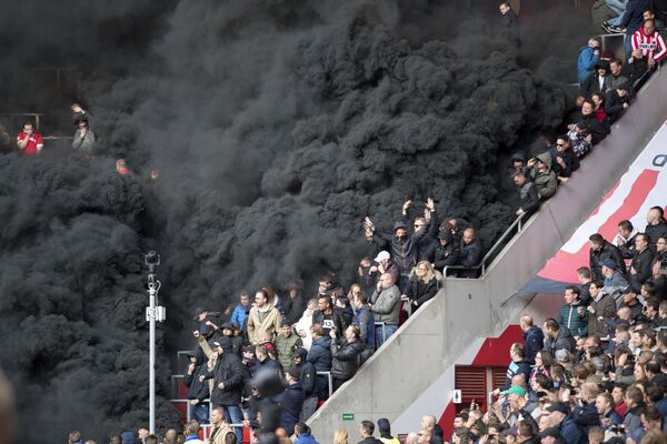 Cộng hòa Nam Phi. Trong trận đấu bóng đá ở Cape Town trên một khán đài đột nhiên bốc lên cột khói đen dày đặc... - Sputnik Việt Nam