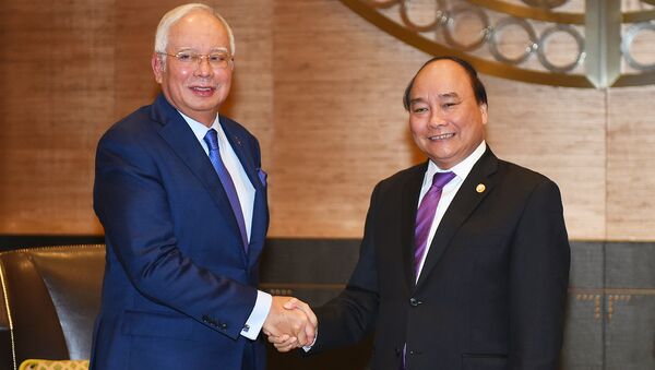 Thủ tướng Nguyễn Xuân Phúc và Thủ tướng Malaysia Najib Razak - Sputnik Việt Nam