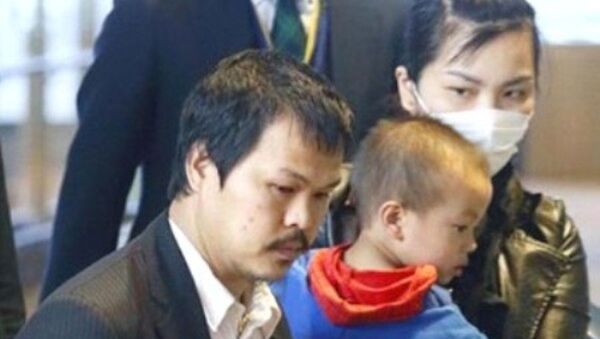 Gia đình Nhật Linh ở sân bay Narita sáng 21/4. - Sputnik Việt Nam