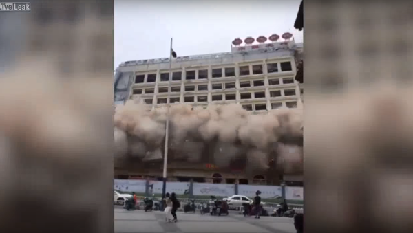Phá dỡ tòa nhà khổng lồ ở Trung Quốc khiến người qua đường hoảng loạn (Video) - Sputnik Việt Nam