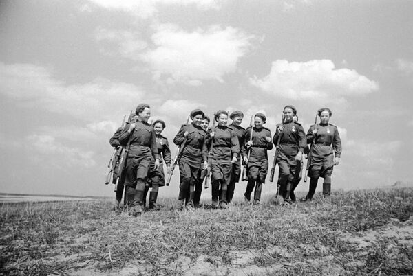 Các tay súng bắn tỉa nữ. Belarus, năm 1944. - Sputnik Việt Nam