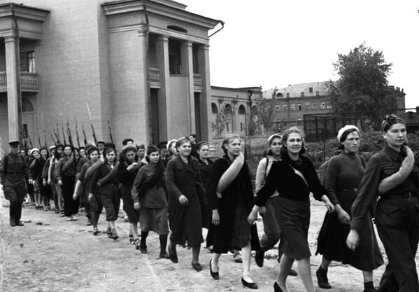 Moskva, 1941. Các cô gái tham gia huấn luyện quân sự. - Sputnik Việt Nam