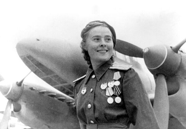 Phó chỉ huy phi đội Trung đoàn nữ vệ binh Không quân ném bom 125, Anh hùng Liên bang Xô viết Maria Dolina. - Sputnik Việt Nam