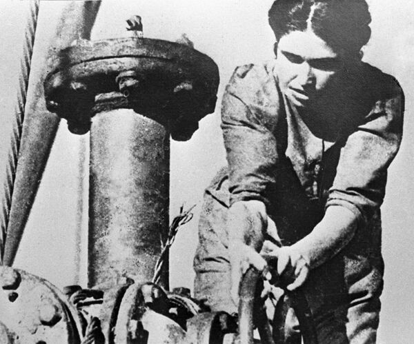 Baku. Phụ nữ thay thế những người đàn ông trong ngành dầu mỏ đã lên đường ra mặt trận. - Sputnik Việt Nam