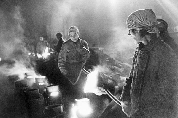 Những nữ thợ đúc lò. Leningrad bị phong tỏa. Năm 1942. - Sputnik Việt Nam