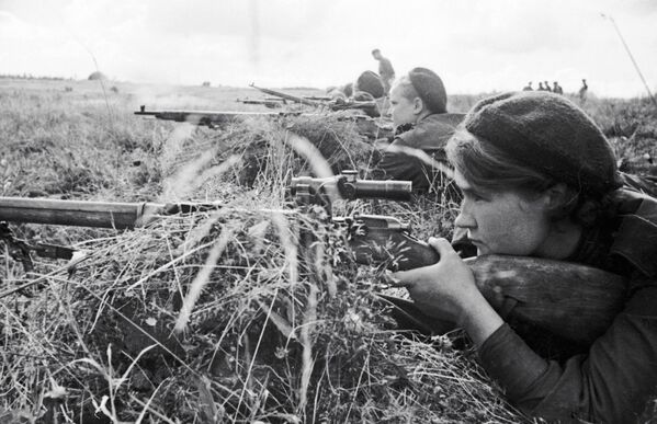 Nữ chiến sĩ bắn tỉa Lyubov Makarova thuộc Phương diện quân số 3 đang cùng đồng đội. - Sputnik Việt Nam