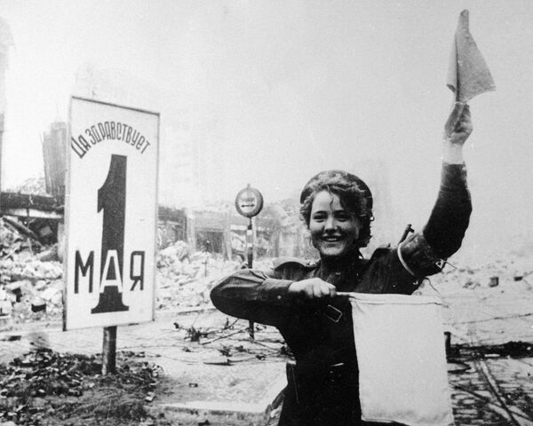 Nhân viên điều khiển giao thông quân sự Maria Shalneva. Berlin, những ngày đầu tháng 5 năm 1945 - Sputnik Việt Nam