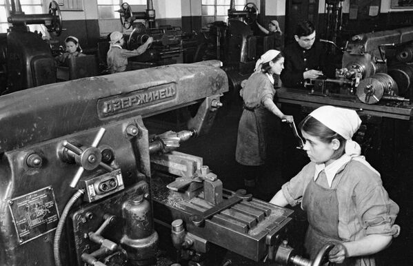 Các nữ thợ tiện. Tula, năm 1944. - Sputnik Việt Nam