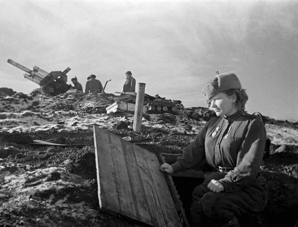 Một nữ chiến sĩ tham gia trận đánh giải phóng Odessa. Năm 1944. - Sputnik Việt Nam