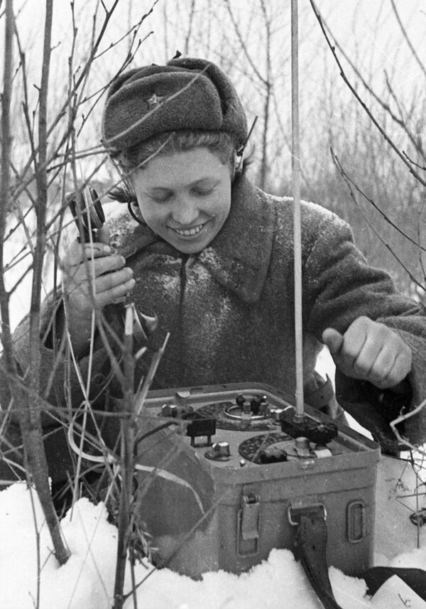 Nữ liên lạc viên mặt trận. Bức ảnh được chụp vào năm 1942. - Sputnik Việt Nam
