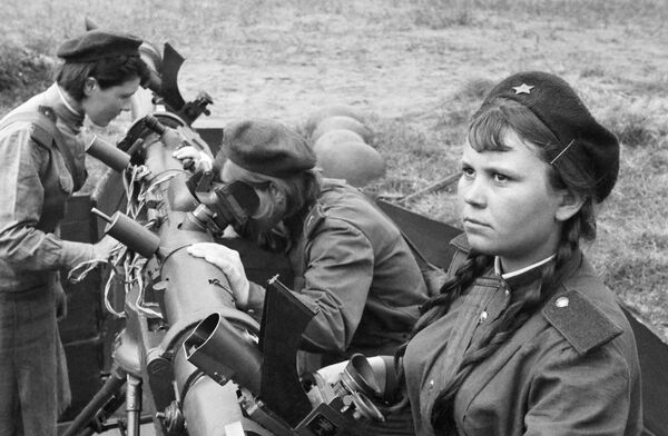 Các nữ xạ thủ trẻ bảo vệ phà vượt sông Oder. Tháng 4 năm 1945. - Sputnik Việt Nam