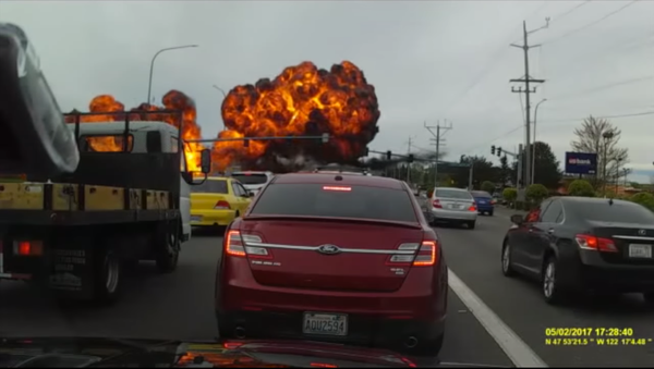 Thảm họa: Máy bay rơi trước mắt tài xế ô tô ở Mỹ (Video) - Sputnik Việt Nam