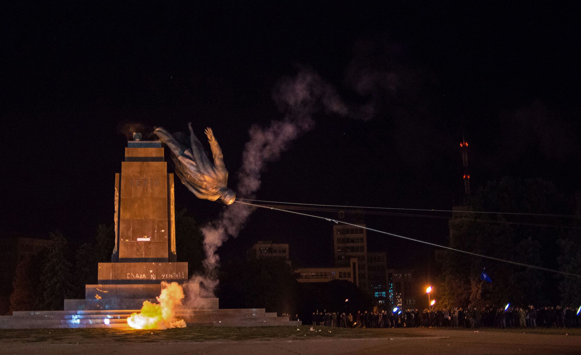 Những người lạ mặt phá tượng đài Vladimir Lenin ở Kharkov - Sputnik Việt Nam, 1920, 24.02.2022