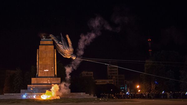 Những người lạ mặt phá tượng đài Vladimir Lenin ở Kharkov - Sputnik Việt Nam
