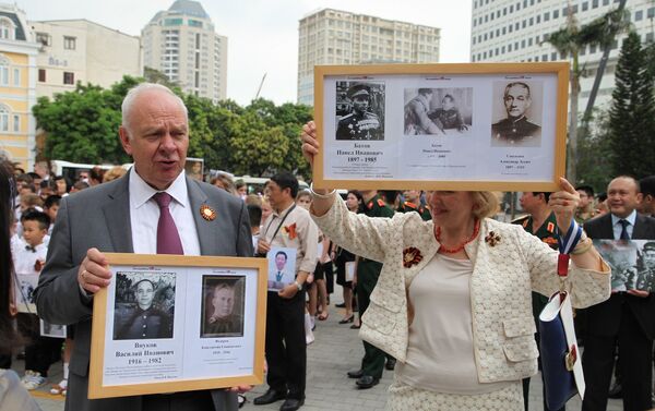 Đại sứ Nga tại Việt Nam Konstantin Vnukov tham dự Trung đoàn bất tử tại Hà Nội. - Sputnik Việt Nam