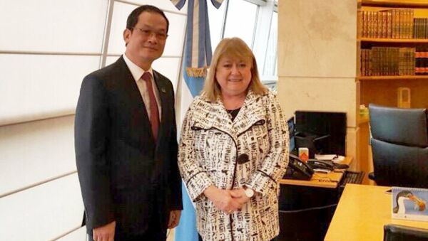Đại sứ Nguyễn Đình Thao tiếp kiến Bộ trưởng Ngoại giao Argentina Susana Mabel Malcorra - Sputnik Việt Nam