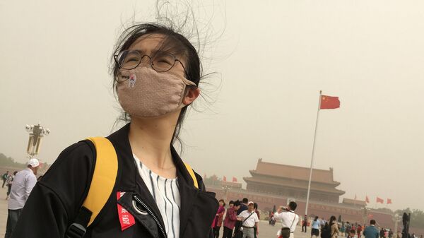 Девушка в маске от смога на площади Таньянмень в центре Пекина - Sputnik Việt Nam