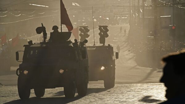 Проход военной техники перед репетицией военного парада, посвященного 72-й годовщине Победы в Великой Отечественной войне, в Москве - Sputnik Việt Nam