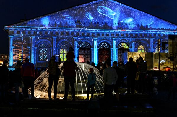Cuộc trình diễn ánh sáng đa phương tiện Lá thư Chiến thắng” trên Quảng trường Manezh ở Matxcơva. - Sputnik Việt Nam