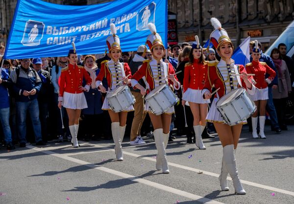 Những người tham gia cuộc diễu hành lễ hội Ngày Lao động Quốc tế 1 tháng Năm  ở Saint-Peterburg. - Sputnik Việt Nam