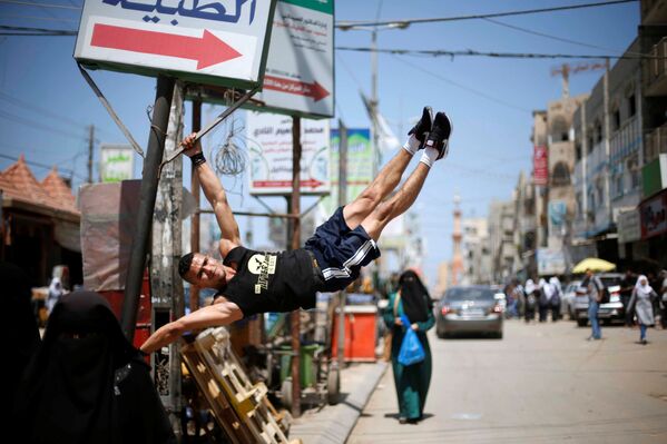 Muhammad al-Hur 23 tuổi người Ả Rập Palestine hiện sống ở Dải Gaza đang hăng hái tập luyện thể thao. - Sputnik Việt Nam