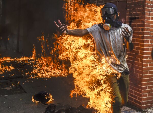 Và một lần nữa lại là Venezuela. Người biểu tình chống Chính phủ bị chìm trong  lửa bởi nổ bình xăng trên xe mô-tô của cảnh sát ... - Sputnik Việt Nam