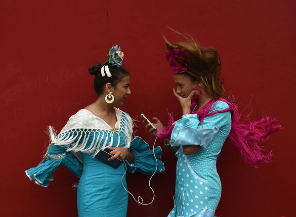Tây Ban Nha. Thiếu nữ mặc trang phục truyền thống trong lễ hội Feria de Abril ở Seville. - Sputnik Việt Nam