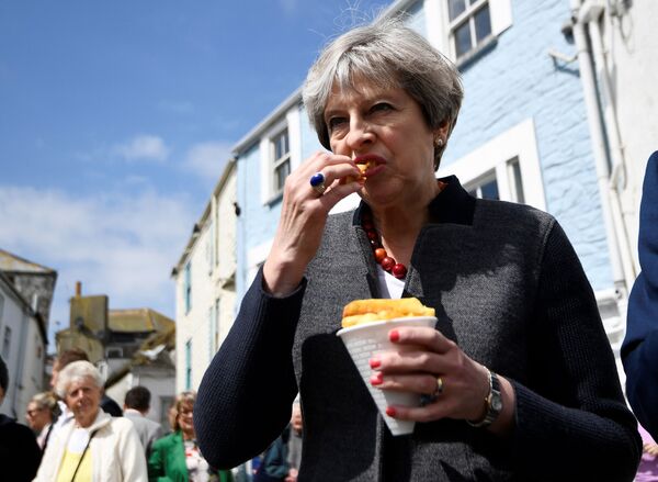 ... Thủ tướng Anh Theresa May với món quà vặt bỏng ngọt... - Sputnik Việt Nam