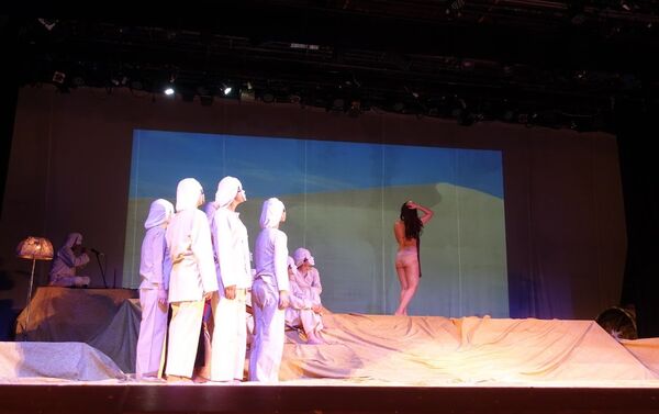 Vở kịch Dưới cát là nước của Nhà hát Kịch QĐND Việt Nam. Diễn tại Nhà hát Hàn lâm Trung ương Quân đội Nga. - Sputnik Việt Nam