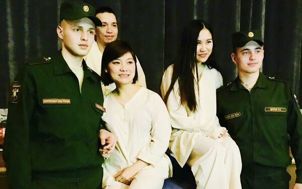 Quân nhân Nga và các nghệ sĩ Việt Nam - Sputnik Việt Nam