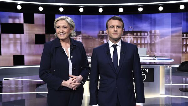 Candidates for the 2017 presidential election, Emmanuel Macron (R), head of the political movement En Marche !, or Onwards !, and Marine Le Pen, of the French National Front (FN) party, pose prior to the start of a live prime-time debate in the studios of French television station France 2, and French private station TF1 in La Plaine-Saint-Denis, near Paris, France, May 3, 2017 - Sputnik Việt Nam