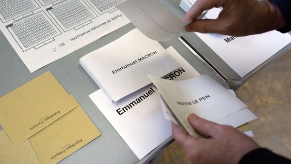 Избирательные бюллетени на избирательном участке в Париже во время второго тура президентских выборов во Франции - Sputnik Việt Nam