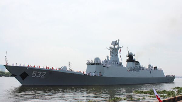 Tàu Hộ vệ tên lửa 532/Jing Zhou của Hải quân Trung Quốc đang được lai dắt cập cảng quốc tế Thành phố Hồ Chí Minh - Sputnik Việt Nam