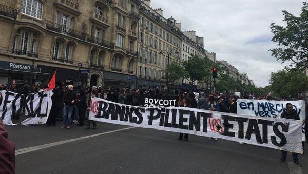 Cảnh sát ở Paris đã sử dụng hơi cay chống người biểu tình - Sputnik Việt Nam