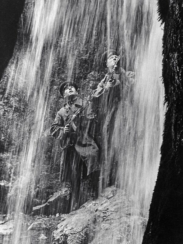 Chiến sĩ biên phòng Xô-viết dưới thác nước vùng núi Thiên Sơn - Sputnik Việt Nam