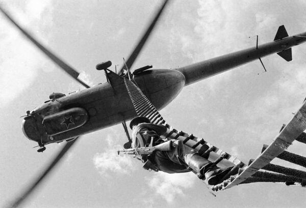 Lính biên phòng rời máy bay trực thăng bằng thang dây - Sputnik Việt Nam