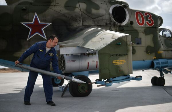 Nạp đạn vào máy bay trực thăng Mi-24 tại vòng quốc gia của cuộc thi quốc tế Aviadarts-2015 ở Voronezh - Sputnik Việt Nam